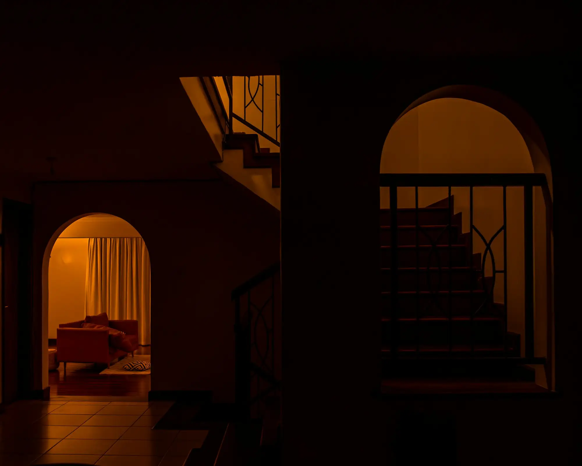 Escalera y puertas en arco iluminadas con luz cálida